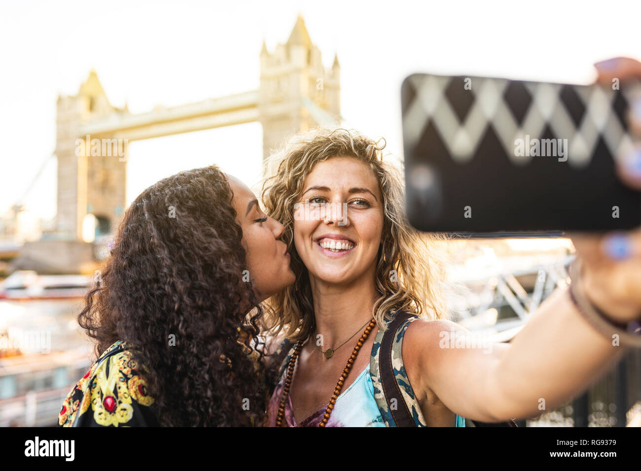 UK, London, zwei Freunde eine selfie mit Tower Bridge im Hintergrund Stockfoto