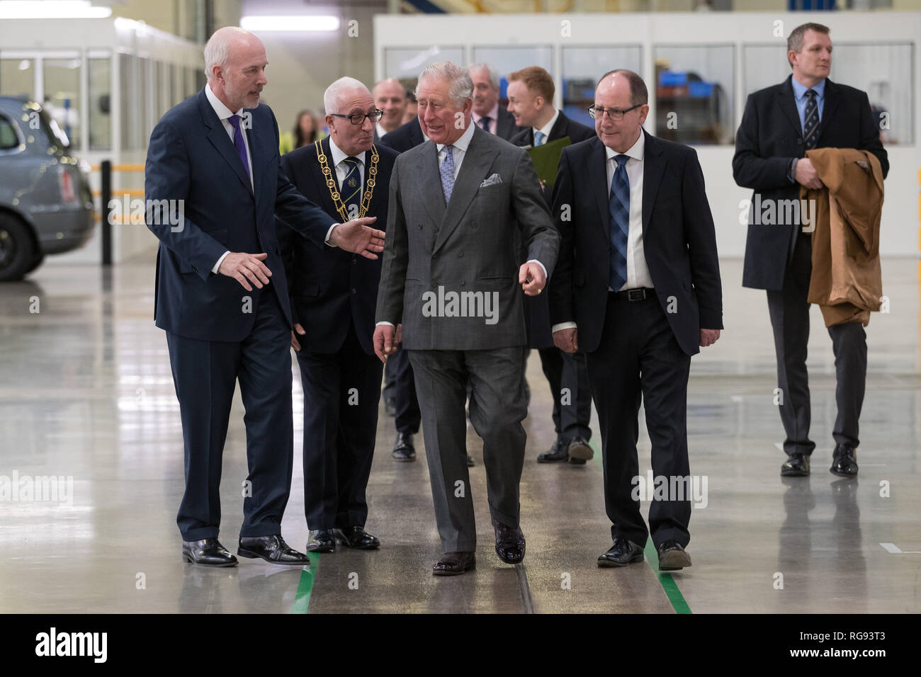 Der Prinz von Wales (Mitte) Touren und erfüllt die Mitarbeiter bei seinem Besuch der London EV Company in Coventry. Stockfoto