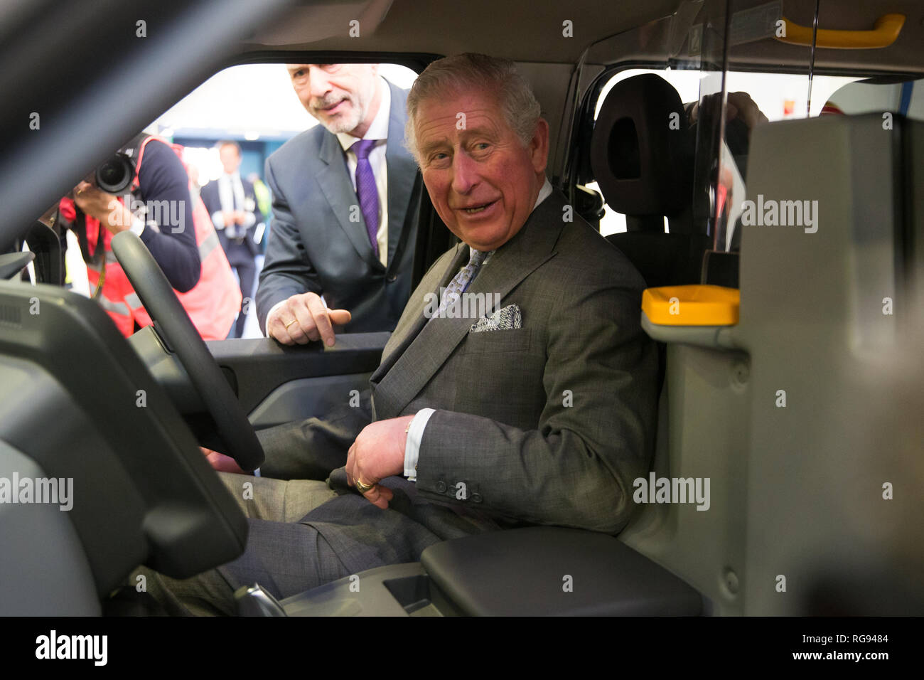 Der Prinz von Wales ist ein neues Modell taxi gezeigt, als er die Möglichkeit Touren und erfüllt die Mitarbeiter bei seinem Besuch der London EV Company in Coventry. Stockfoto