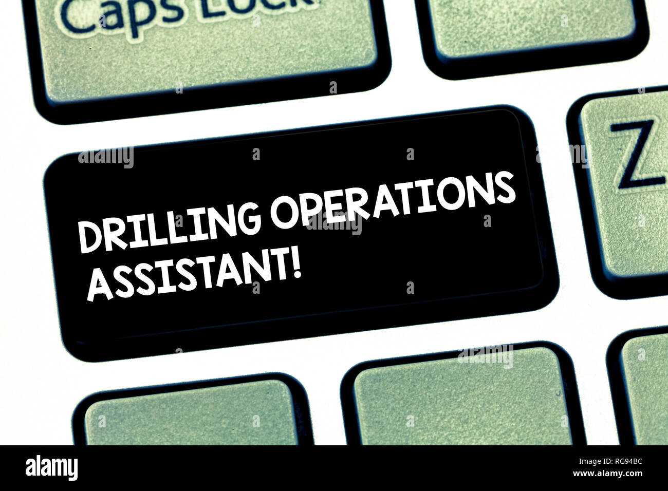 Wort schreiben Text Bohrarbeiten Assistant. Business Konzept für die Arbeit an der Bohrmaschine, Tastatur Absicht getan betreut com zu erstellen Stockfoto