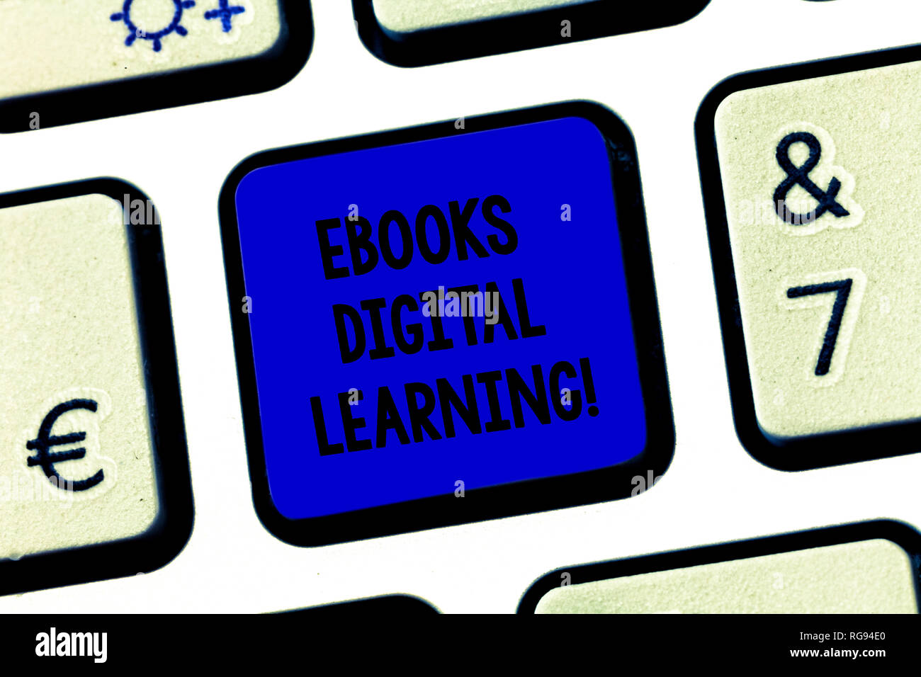 Konzeptionelle Hand schreiben Übersicht Ebooks digitales Lernen. Business Foto text Buch Publikation in digitaler Form Taste der Tastatur Absicht zur Verfügung gestellt Stockfoto