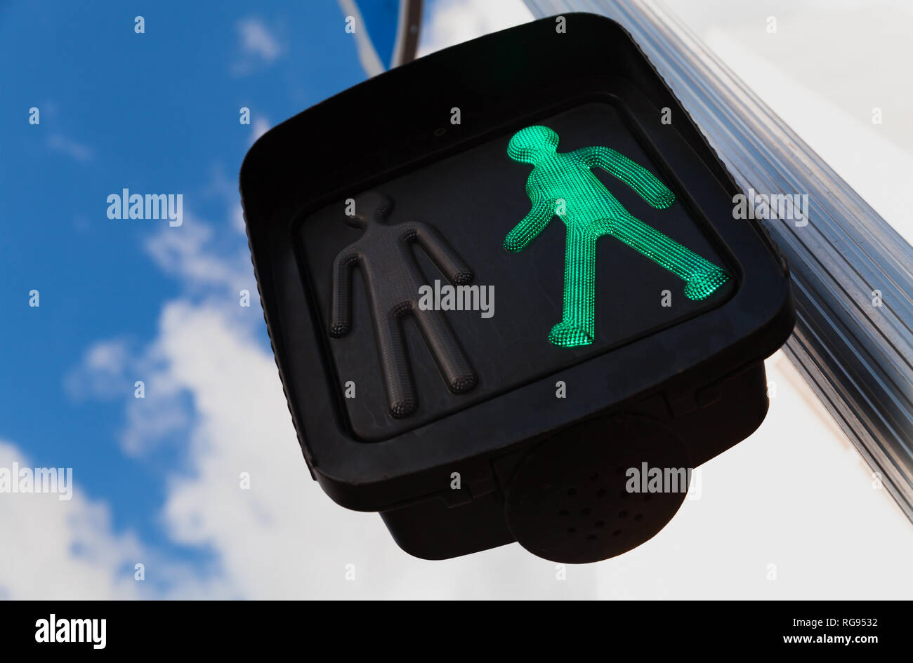 Fußgängerüberweg Ampel unter blauen bewölkten Himmel zeigen Green ermöglichen Signal zu gehen Stockfoto