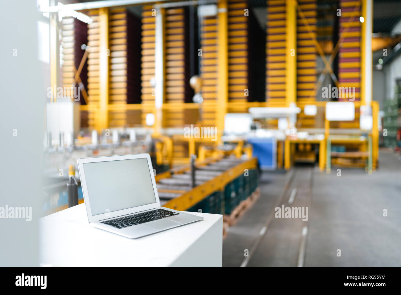 Laptop mit leerer Bildschirm im Logistikzentrum Stockfoto