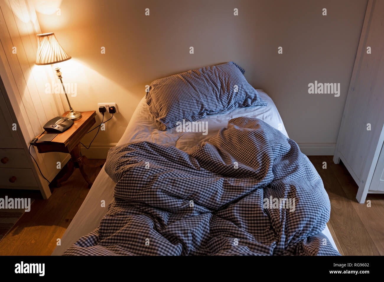 Ein ungemachtes Bett. Stockfoto