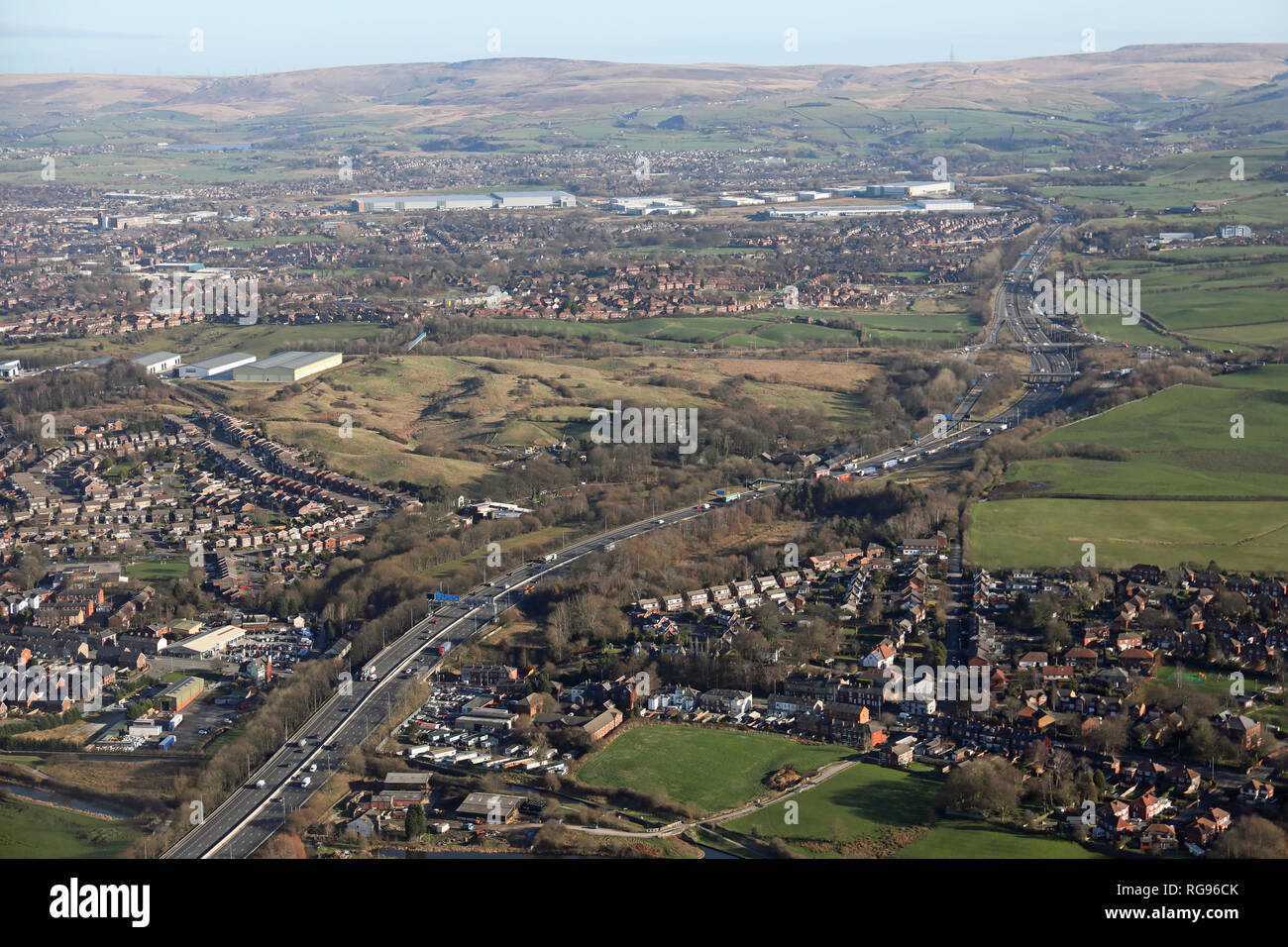 Luftaufnahme Blick nach Osten entlang der M62 in Richtung Ausfahrt 20 von Castleton, nördlich von Oldham, Manchester Stockfoto