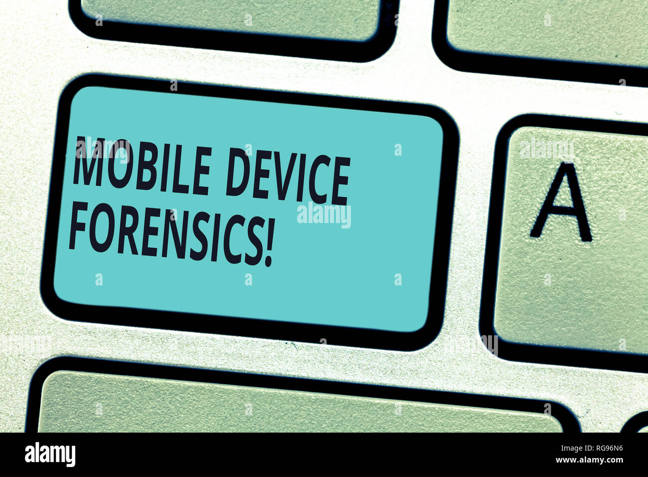 Schreiben Hinweis Übersicht Mobile Device Forensics. Business Foto präsentiert elektronische Datenerfassung für rechtliche Hinweise verwenden Sie Taste der Tastatur Absicht zu cre Stockfoto
