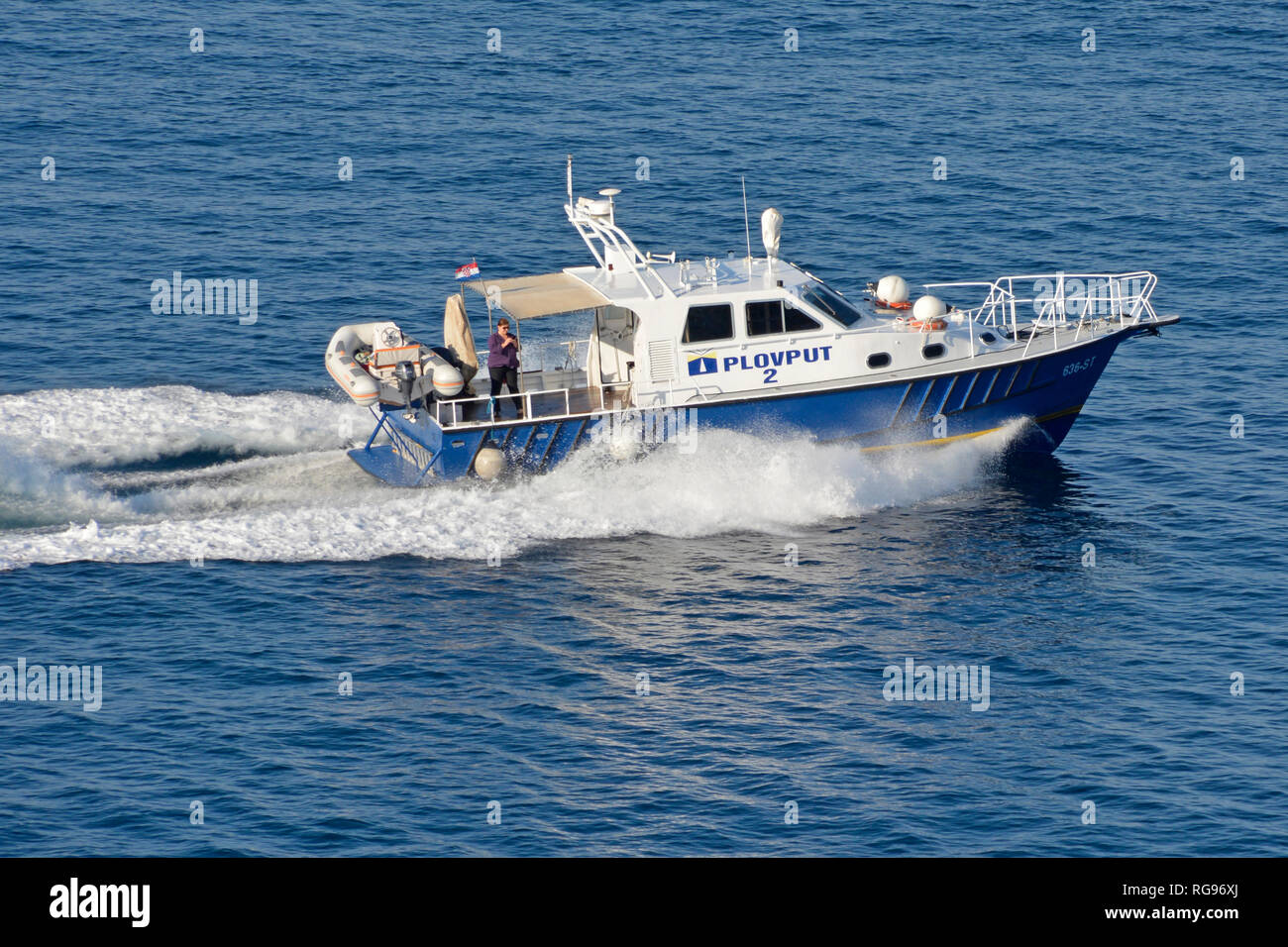 High speed Plovput Motorboot aus kreuzfahrtschiff gesehen zurück zur Basis nach der Unterstützung liner Kapitän in Abfahrt Split Kroatien dalmatinische Adria Stockfoto