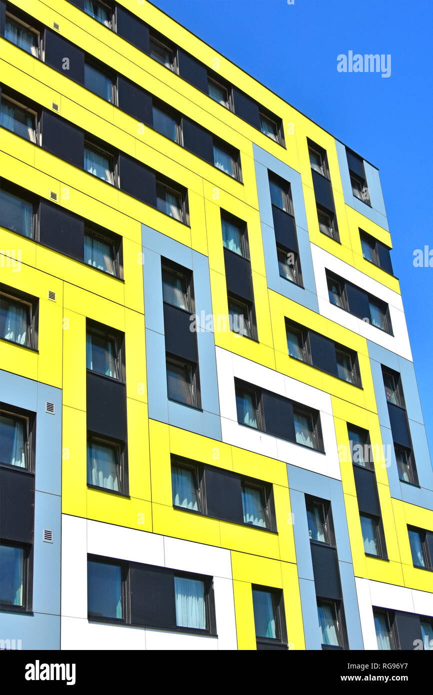 Southend on Sea student Unterkunft & bunte geometrische Fassadenbekleidung mit Windows in zufälligen Muster auf modernes Gebäude Essex England Großbritannien Stockfoto