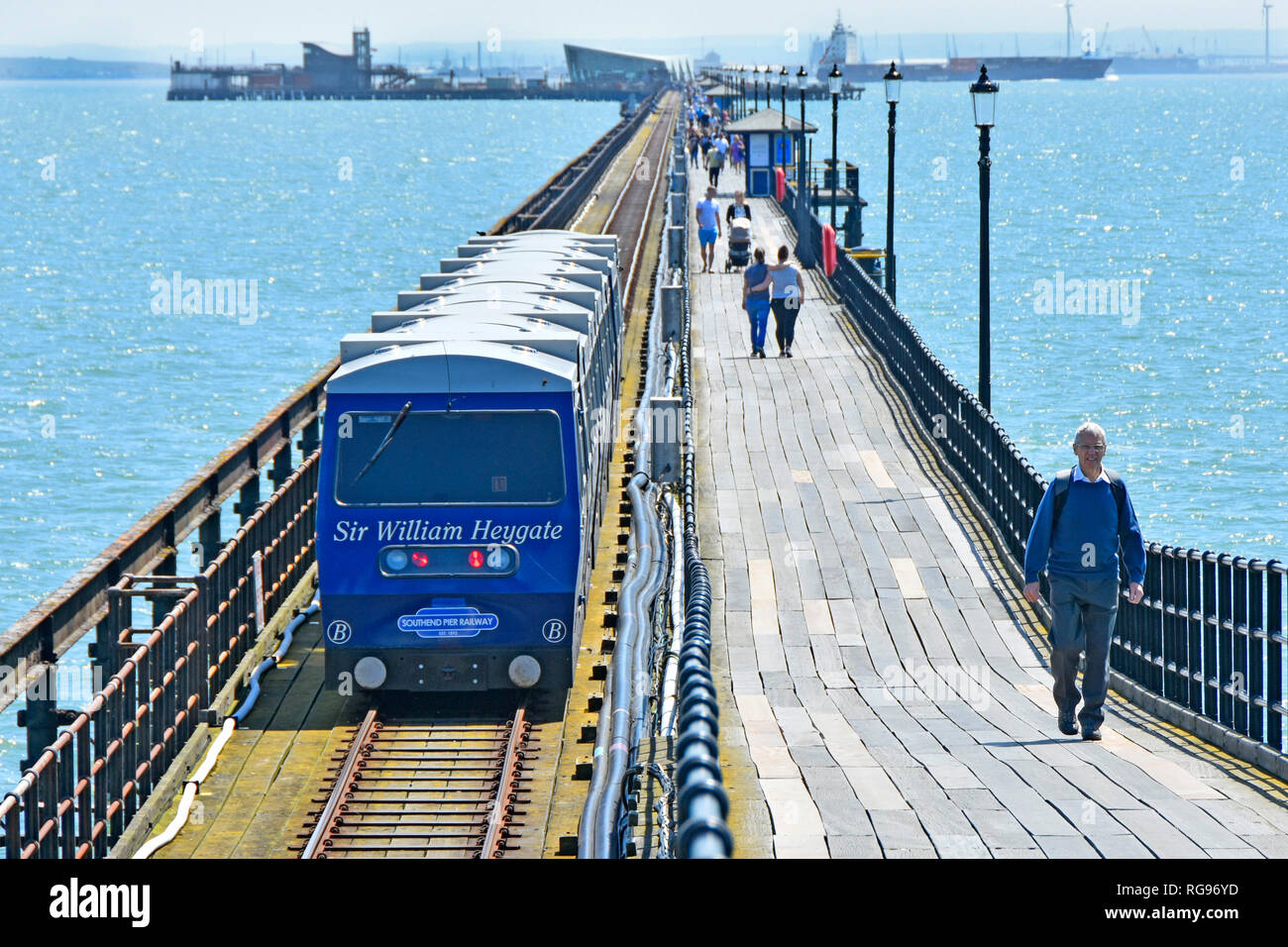 Zwei Möglichkeiten, zu fernen 1.34 Km Pier Head in der Themse Mündung auf der Southend Pier Wanderer Wahl neben den öffentlichen Verkehrsmitteln Bahnhof Essex UK Stockfoto