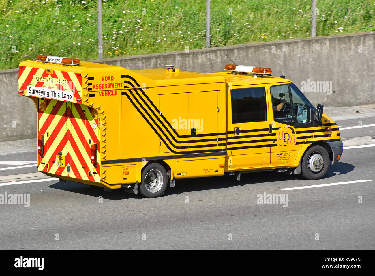 Spezialisierte Straße Vermessung Bewertung Fahrzeug für Erhebung und Aufzeichnung von Fahrbahnoberflächen zu helfen Wartungsarbeiten gesehen fahren Auf de Autobahn priorisieren Stockfoto