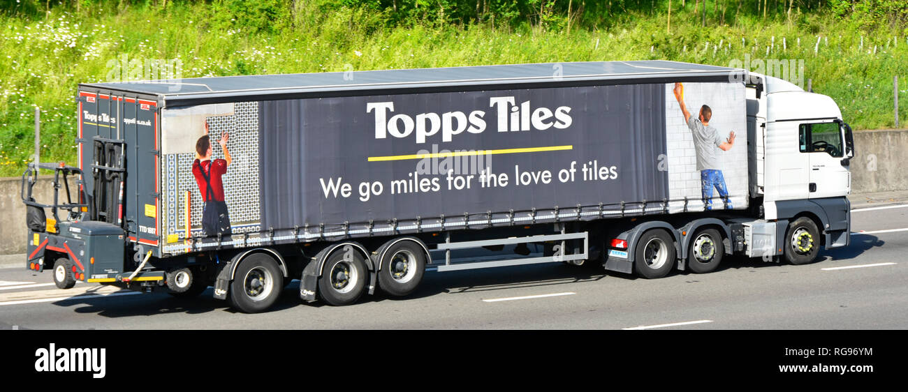 Gabelstapler auf der Rückseite Ansicht von Topps Tiles Anhänger Transport hinter lkw LKW LKW-LKW Werbung Fliesenleger & Wandfliesen Grafiken auf Seitenansicht UK Straße Stockfoto