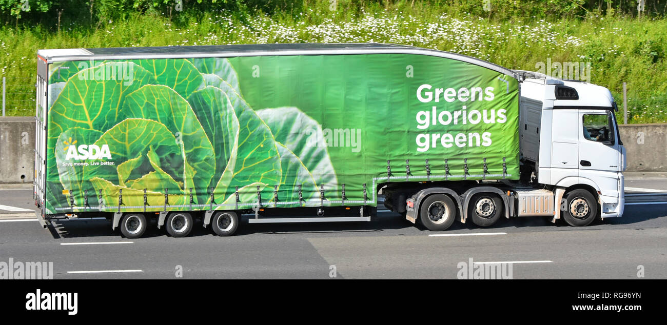 Asda Supermarkt Lebensmittel versorgungskette Lieferung Lkw Lkw & grünen Kohl Gemüse Slogan Werbung auf der Seite des langen Gelenkbus trailer UK Autobahn Stockfoto