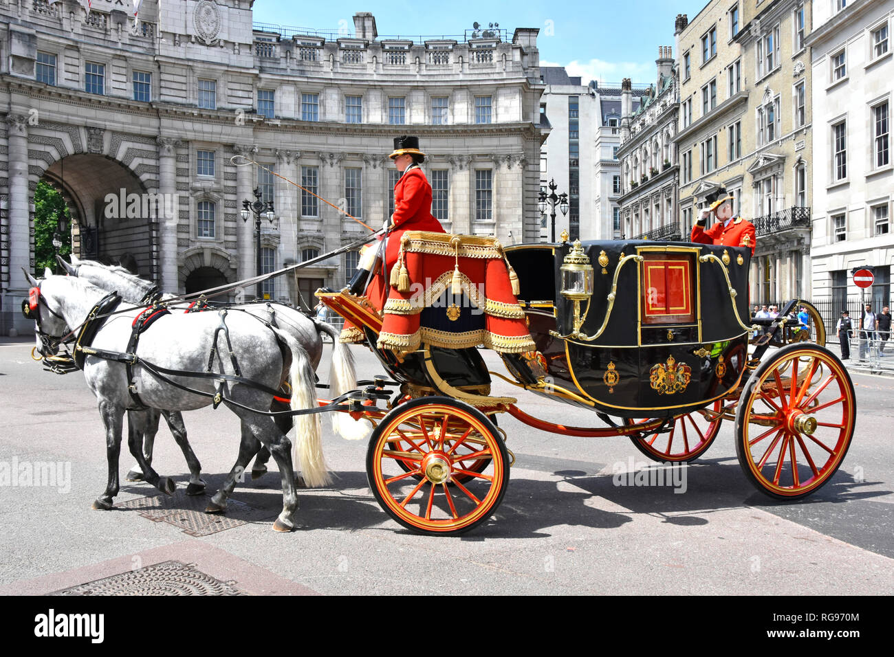 Pferdekutschen, Landau Wagen in Richtung Admiralty Arch mit Kutscher & Lackei in Uniform nach dem Transport des diplomatischen Würdenträger London UK Stockfoto
