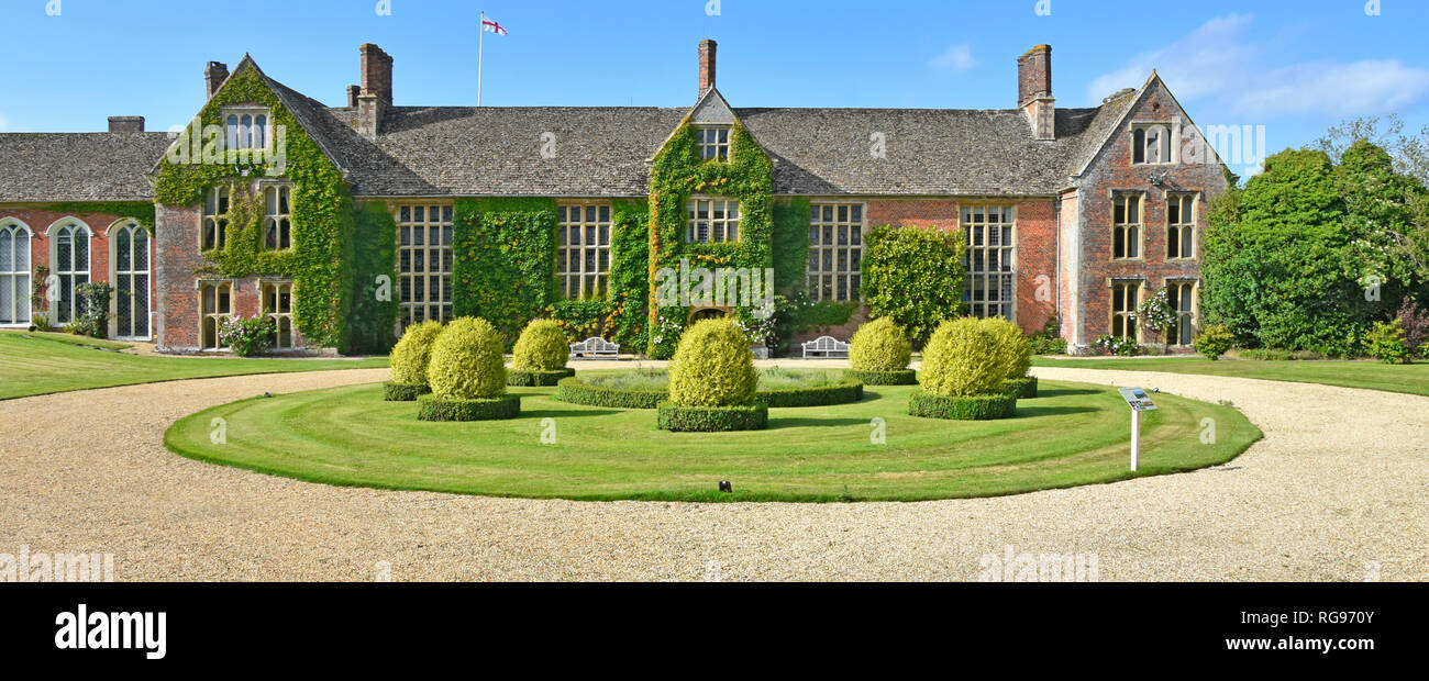 Elisabethanische Landvilla & Drive umrunden historische Parklandschaften & Gärten, jetzt ein Warners Hotel & Freizeitzentrum Littlecote House in Wiltshire England, Großbritannien Stockfoto