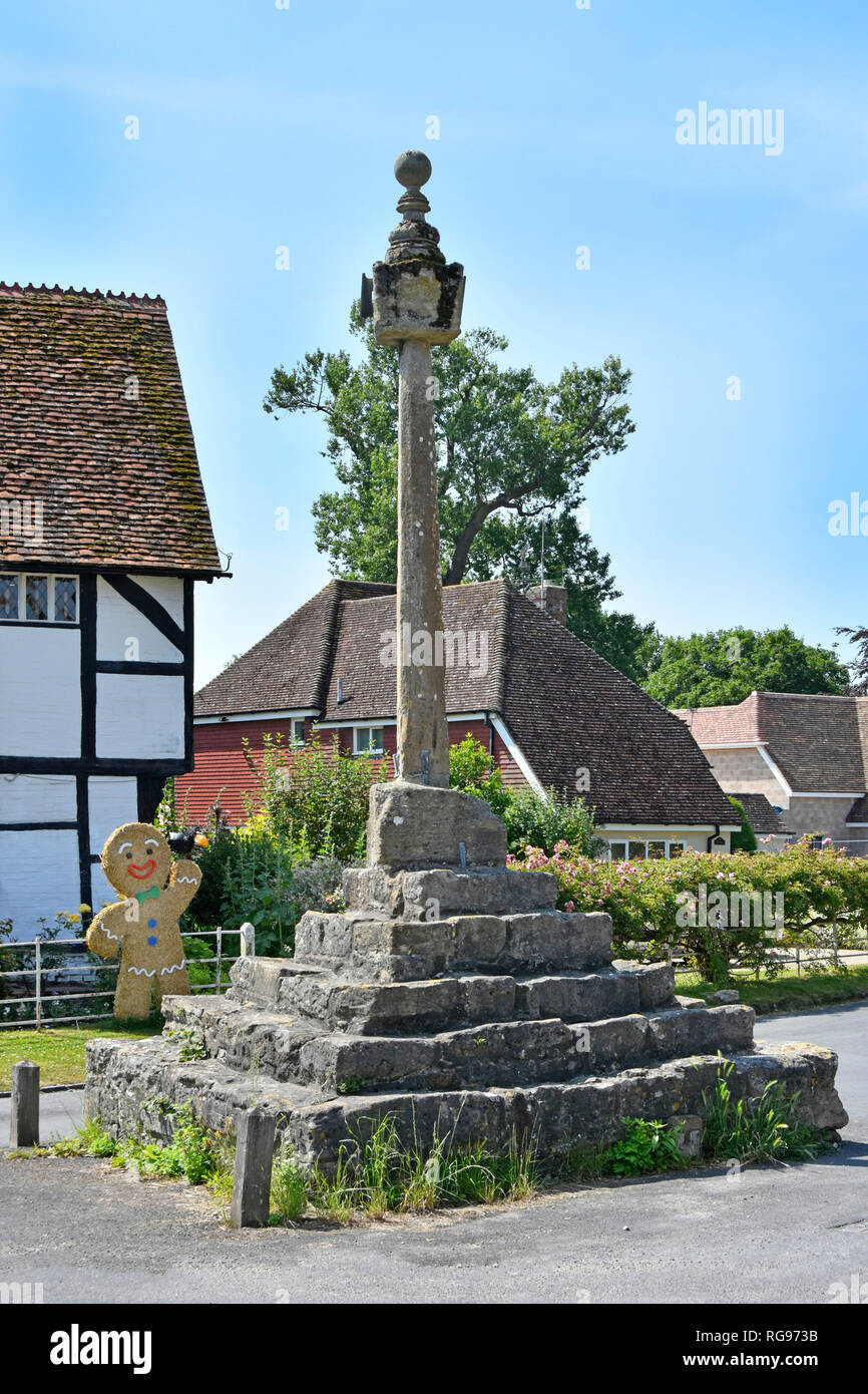 Schritte & historische 15. Jahrhundert mittelalterlichen Dorf Kreuz lifesize Stroh gingerbread man Black & White House East Hagbourne Oxfordshire England Großbritannien Stockfoto