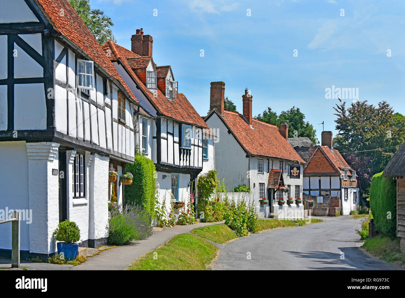 Street Scene von Gras kurz und alten schwarz-weissen Fachwerkhäusern mit Pub im englischen Dorf von Osten Hagbourne Oxfordshire England Großbritannien Stockfoto