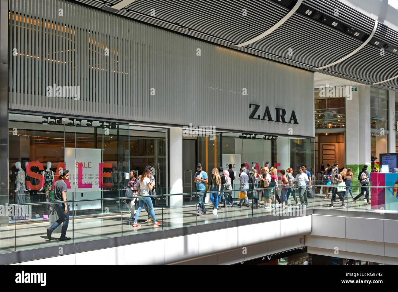 Zara schnelle Mode Shop Fenster vorne Store Kleidung Geschäft Verkauf Zeichen Einkaufszentrum Westfield Mall, Stratford, Newham East London England Großbritannien Stockfoto