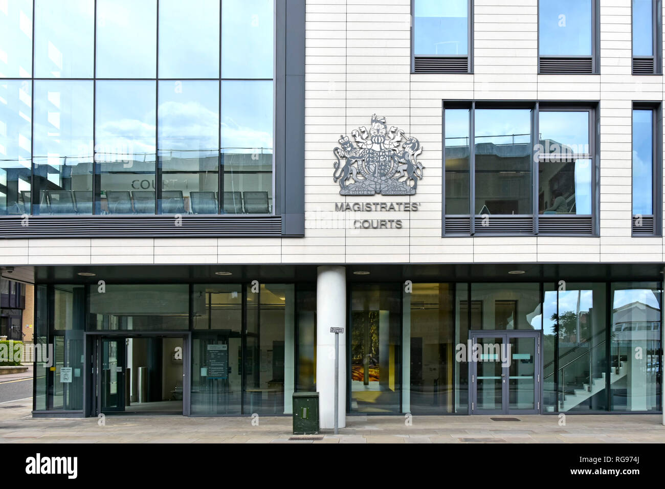 Fassade des Magistrates Court & Familiengerichte in der modernen Gerichtssaal Gebäude mit königlichen Wappen auf der Außenwand Chelmsford Essex England Großbritannien Stockfoto