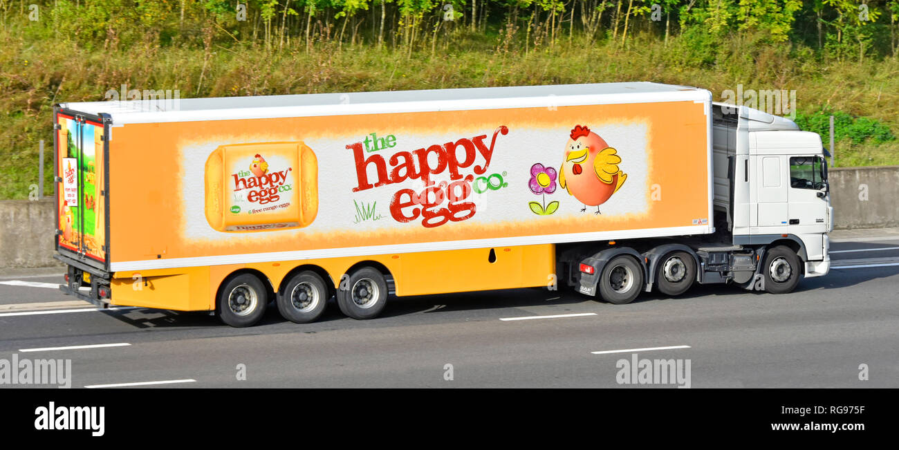 Seitenansicht eines weißen Lkw supply chain Juggernaut Lkw Lkw & artikuliert trailer Werbung Happy Ei Food Company Business Logo auf der Autobahn m25 IM VEREINIGTEN KÖNIGREICH Stockfoto