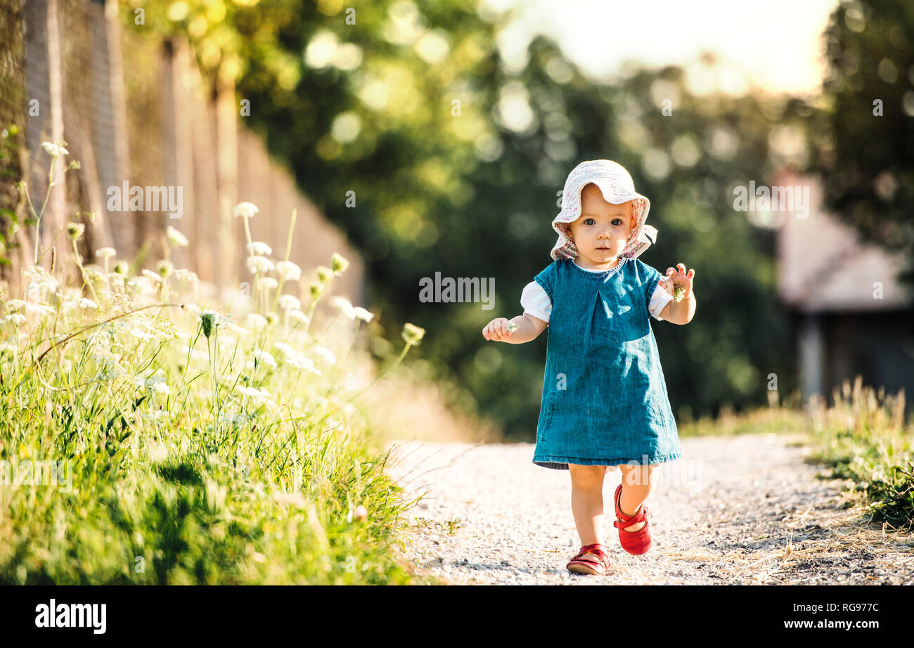 Portrait von baby girl Walking outddors im Sommer Stockfoto