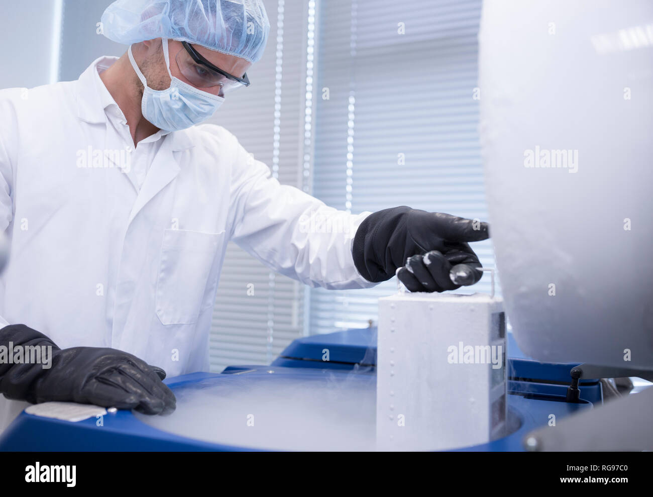 Wissenschaftler im Labor Lagerung von biologischem Material in cryo Store Stockfoto