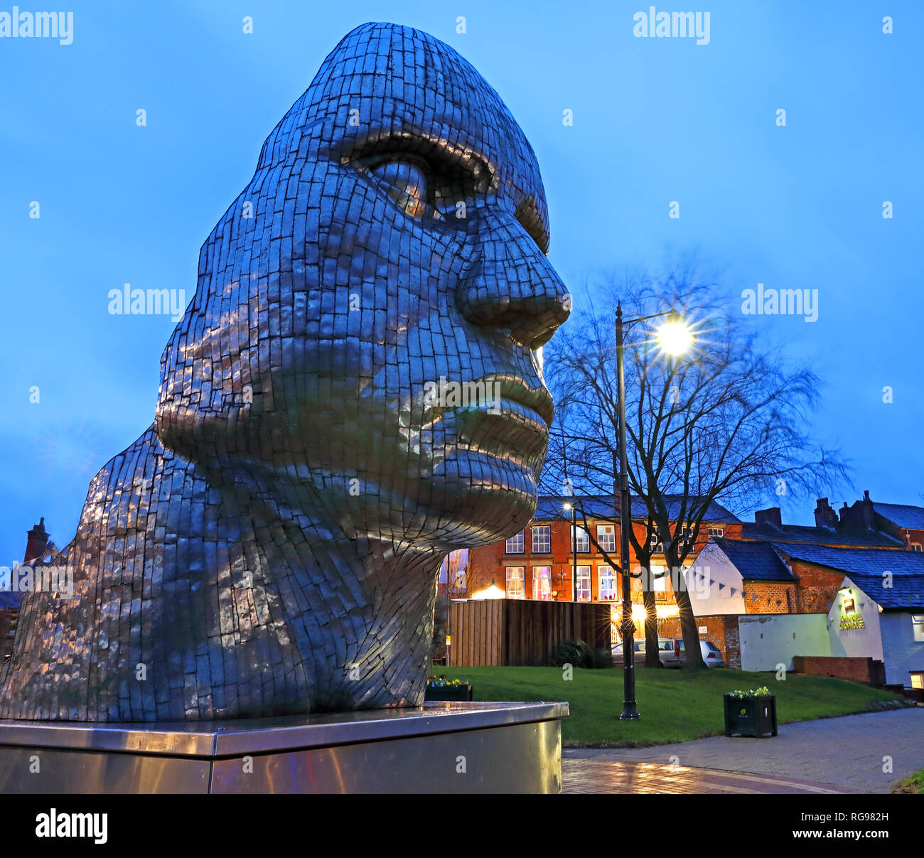 Das Gesicht von Wigan in der Dämmerung, Nacht Image der Stahlkonstruktion im Stadtzentrum, Stockfoto