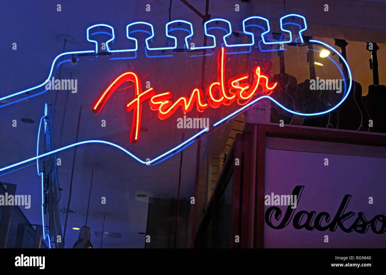 Fender Gitarre Leuchtreklame in Blau und Rot/Orange, in einer Musik Shop Stockfoto