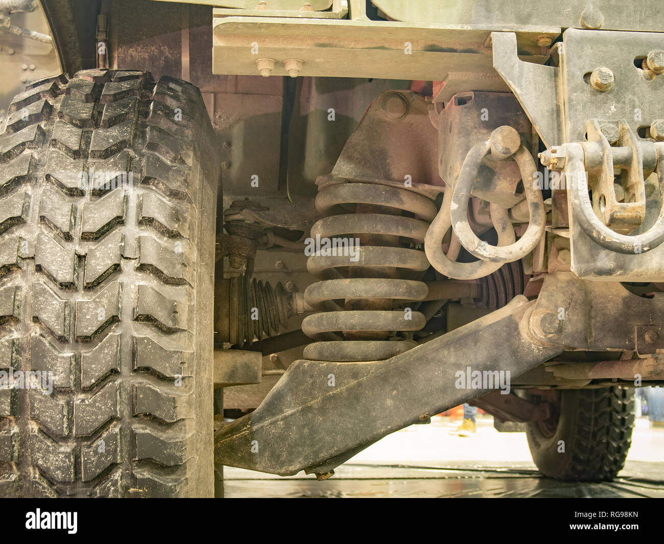 Vordere Einzelradaufhängung an einem echten AWD Auto. Stockfoto
