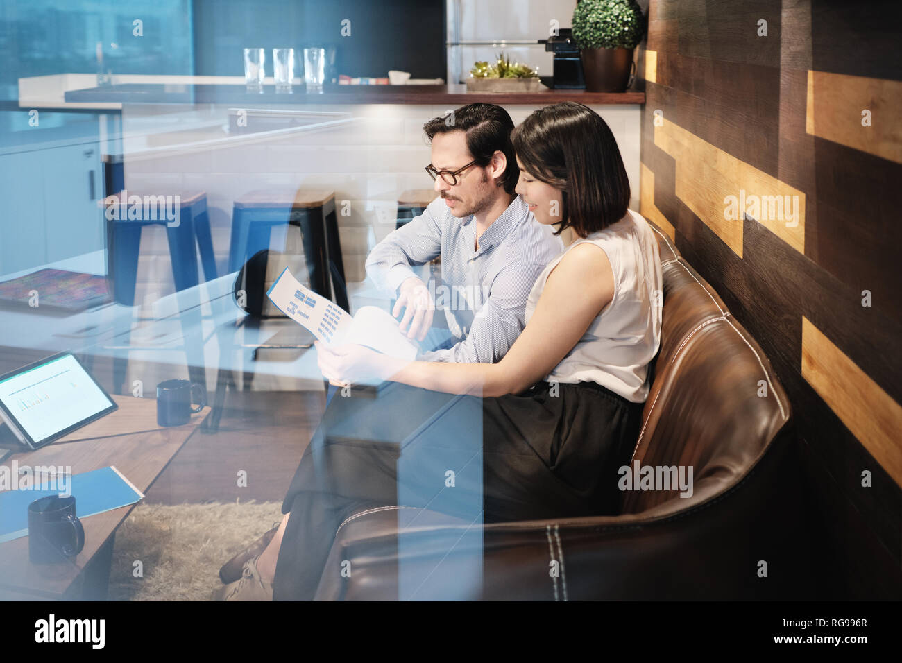 Business Mann und Frau Treffen bei der Arbeit im Büro Cafeteria Stockfoto