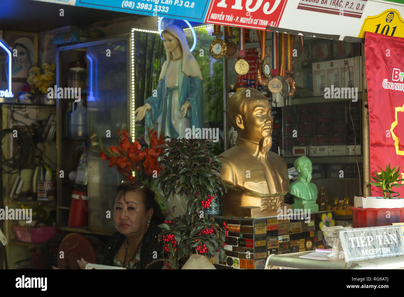 Ho Chi Minh buste und Mutter Maria zum Verkauf Stockfoto