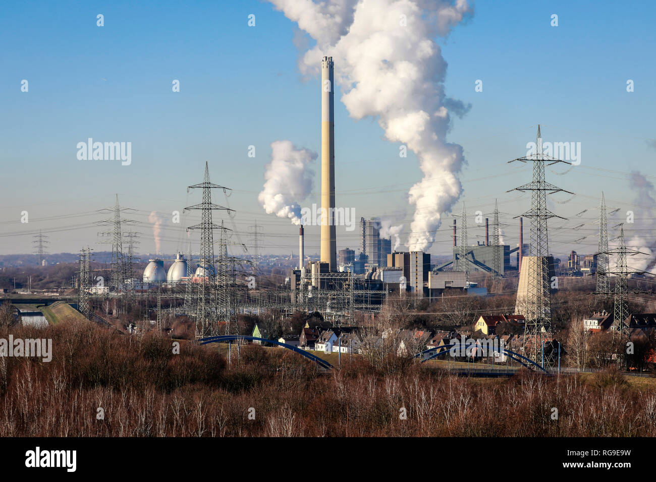 Essen, Ruhrgebiet, Nordrhein-Westfalen, Deutschland - industrielle Landschaft im Ruhrgebiet, in der Mitte das RWE Müllverbrennungsanlage Essen Carnap Stockfoto