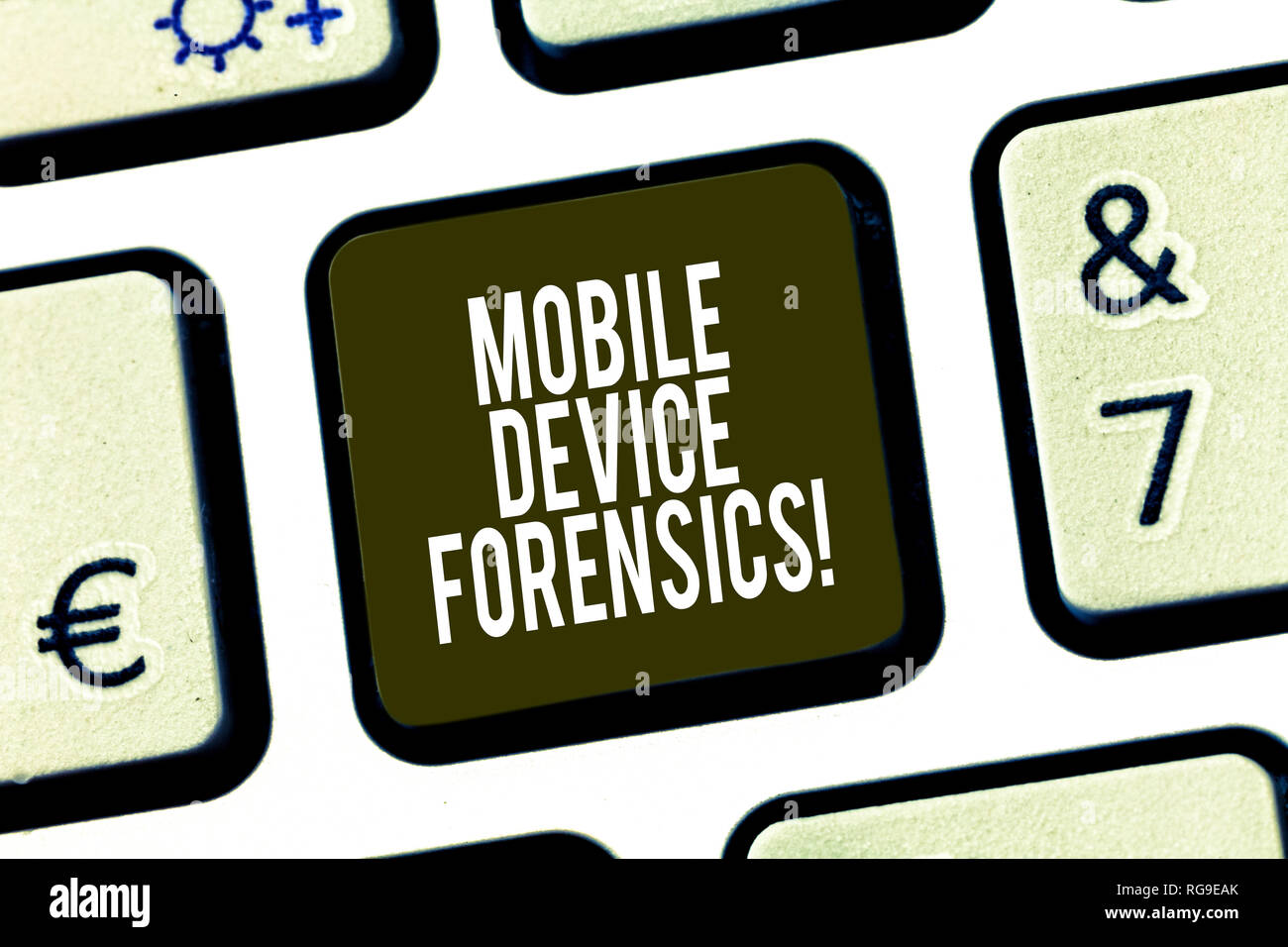 Konzeptionelle Handschrift zeigt Mobile Device Forensics. Business Foto präsentiert elektronische Datenerfassung für rechtliche Hinweise verwenden Sie Taste der Tastatur Inten Stockfoto