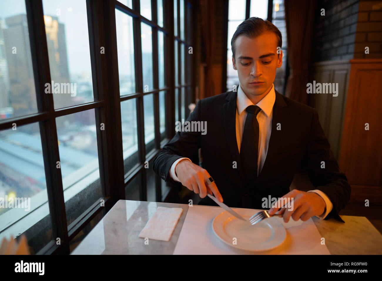 Portrait der junge Unternehmer bereit zu essen Stockfoto