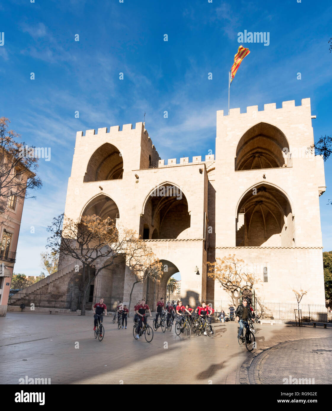 Eine Gruppe von Radfahrern durch die Torres de Serranos oder City Gate, Valencia, Spanien, Europa, Stockfoto