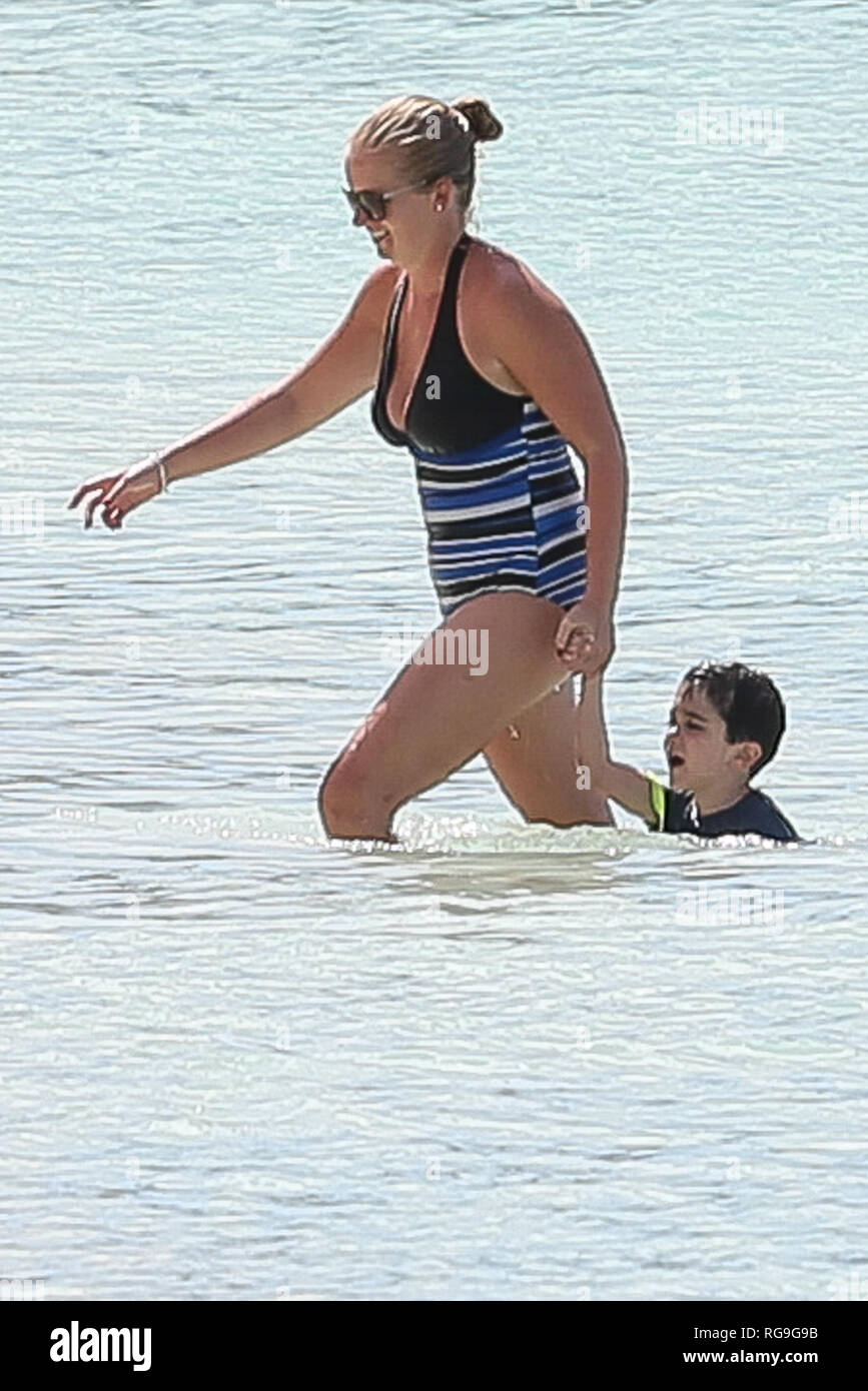 Simon Cowell Sohn Eric spielen am Strand von Sandy Lane Hotel in Barbados mit seiner Nanny Mit: Eric Cowell Wo: Barbados Wann: 28 Dec 2018 Credit: WENN.com Stockfoto