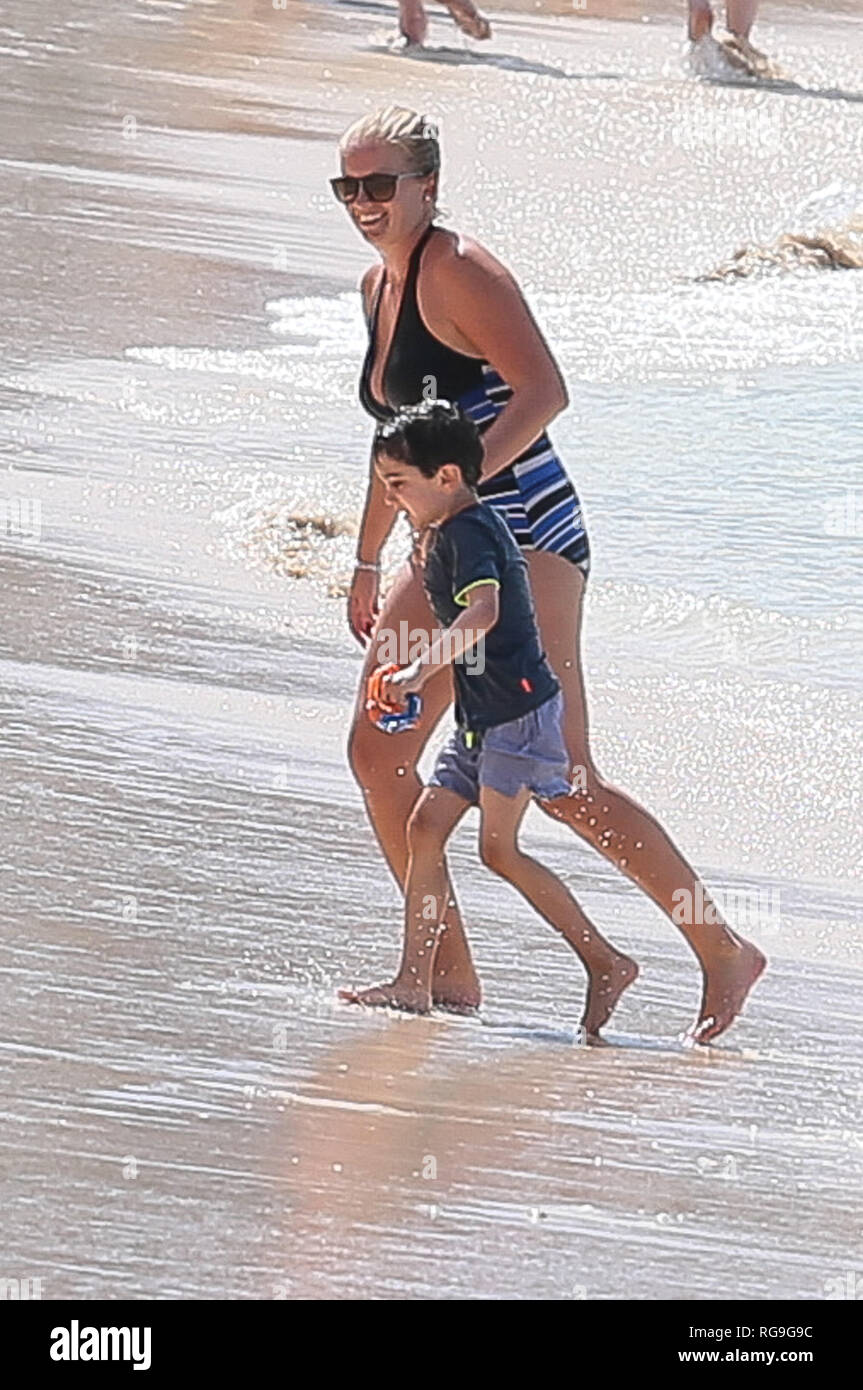 Simon Cowell Sohn Eric spielen am Strand von Sandy Lane Hotel in Barbados mit seiner Nanny Mit: Eric Cowell Wo: Barbados Wann: 28 Dec 2018 Credit: WENN.com Stockfoto