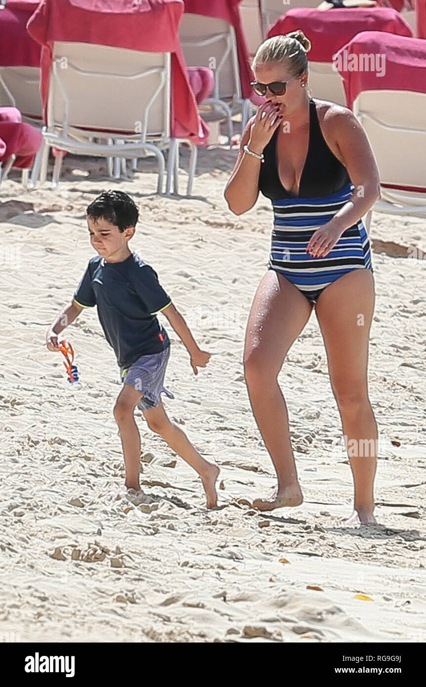 Simon Cowell Sohn Eric spielen am Strand von Sandy Lane Hotel in Barbados mit seiner Nanny Mit: Eric Cowell Wo: Barbados Wann: 28 Dec 2018 Credit: WENN.com Stockfoto