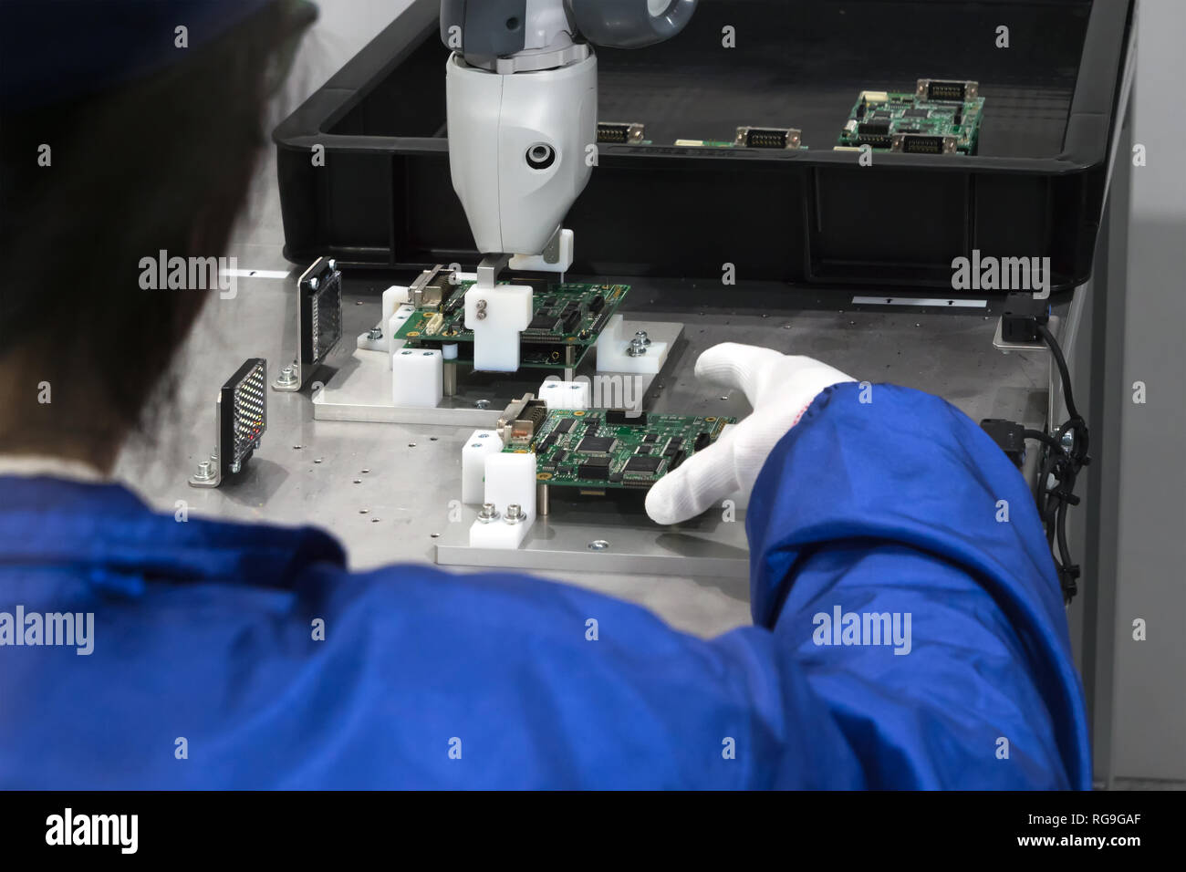 Industrie 5.0 kollaborative Roboter Technologie, neue Beziehung zwischen Mensch und Roboter Hand, Maschine, Masse Personalisierung, Produktivität Anpassung o Stockfoto