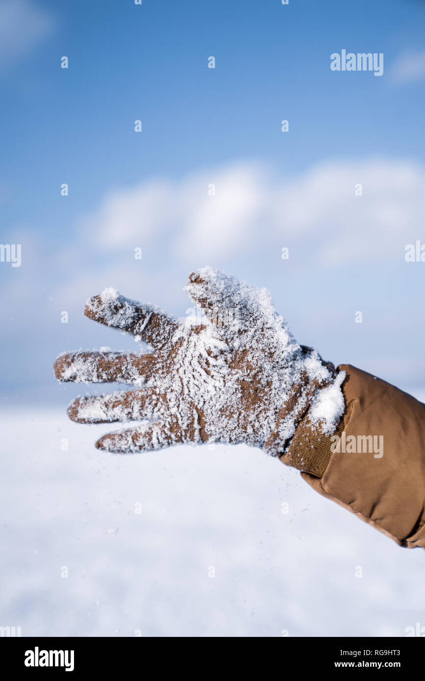 Nahaufnahme einer Hand mit Schnee an einem kalten Wintertag abgedeckt. Stockfoto