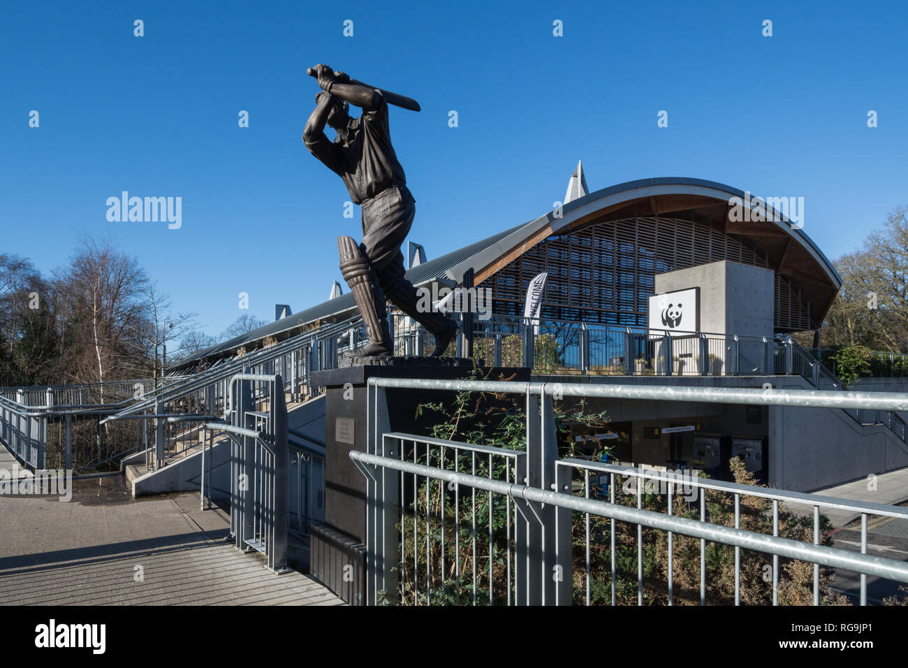 Der Living Planet Center, dem Sitz der World Wildlife Fund (WWF) in Woking, Surrey, UK, mit der Statue der cricketer Eric Bedser Stockfoto