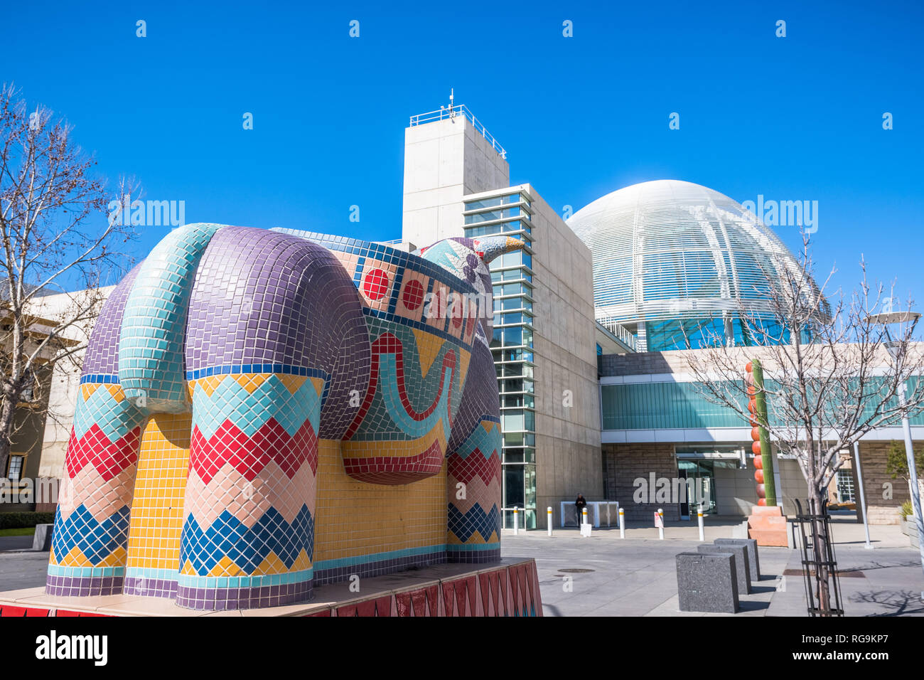 Februar 21, 2018 San Jose/CA/USA - Kunst im öffentlichen Raum in der Innenstadt von San Jose; Skulptur im Umzug mit Wagen der Serie hinter dem Rathaus gelegen Stockfoto