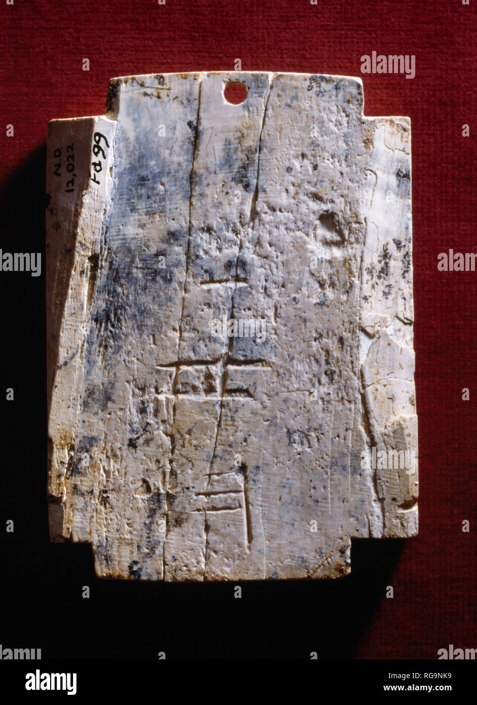 Der Monteur Markierungen auf Panel zurück: Nimrud Ivory von Zimmer SW 11/12 Fort Salmanassar innerhalb des assyrischen Stadt Nimrud, Irak, in Bristol Museum fotografiert. Stockfoto