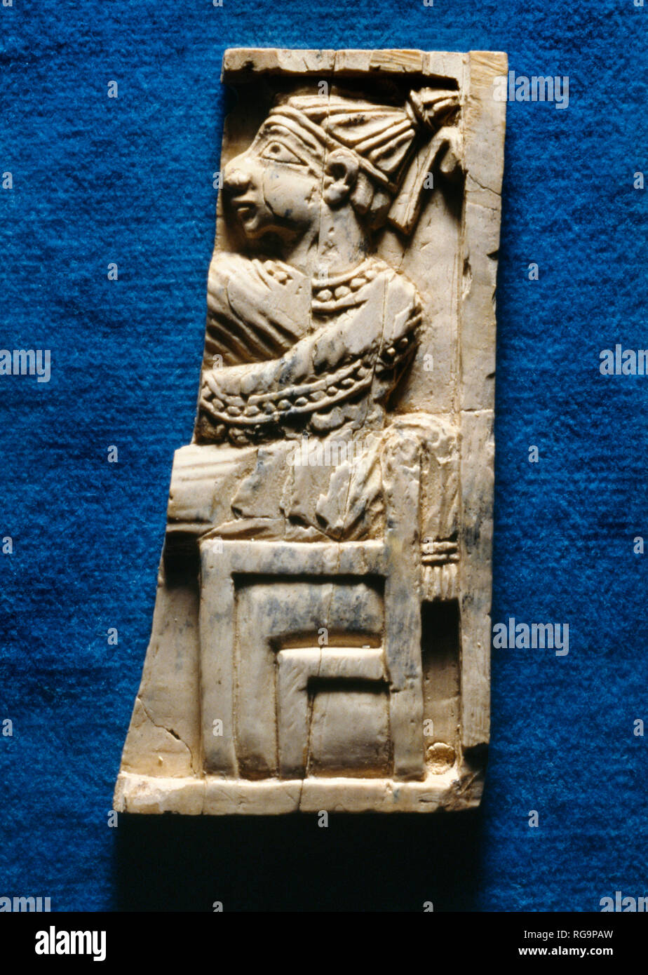 Sitzender Pharao Abbildung: Nimrud Ivory von Zimmer SW 12 Fort Salmanassar innerhalb des assyrischen Stadt Nimrud, Irak, im Irak Museum, Bagdad fotografiert. Stockfoto