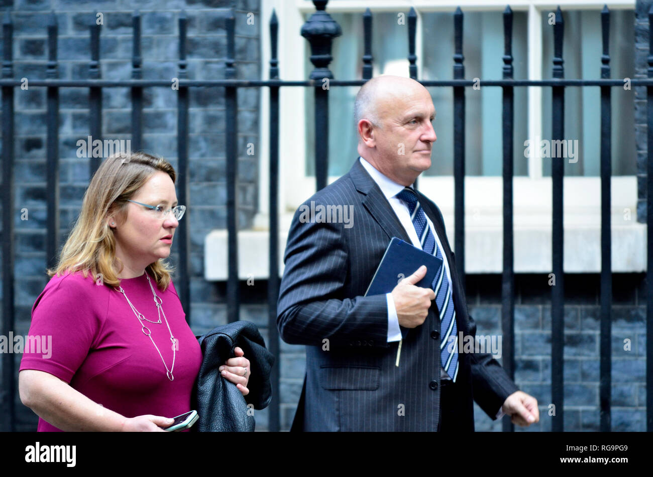 Stephen Phipson CBE (Chief Executive von EEF-Hersteller Organisation) und Cate Schlafen (Leiter Public Affairs, EEF) verlassen, 10 Downing Street, Stockfoto