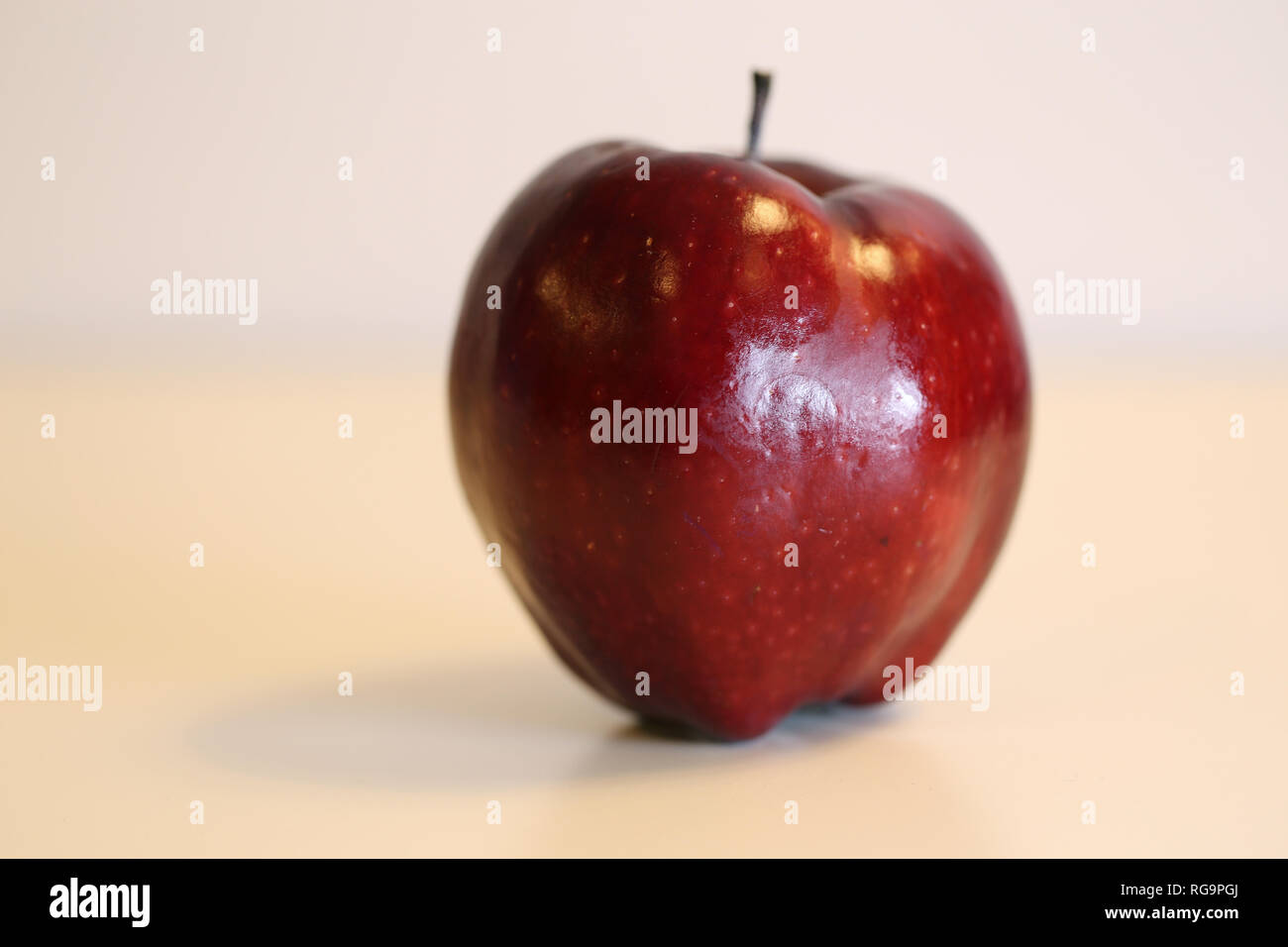 Makro Foto eines Red Delicious Apple. Schöne Nahaufnahme zeigt die Details dieser Frucht. Farbe Bild. Stockfoto