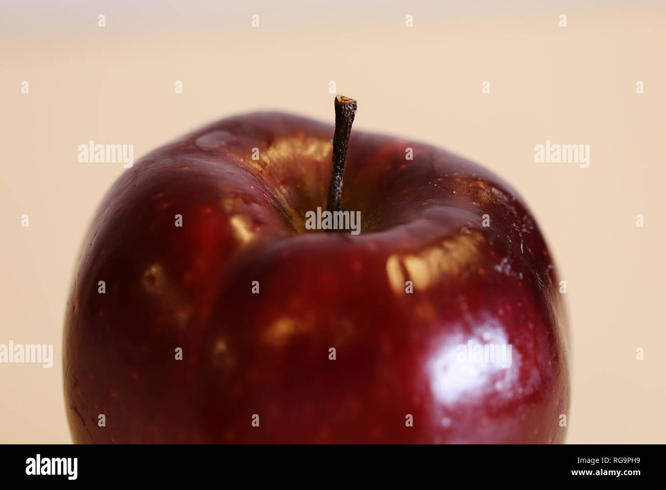 Makro Foto eines Red Delicious Apple. Schöne Nahaufnahme zeigt die Details dieser Frucht. Farbe Bild. Stockfoto