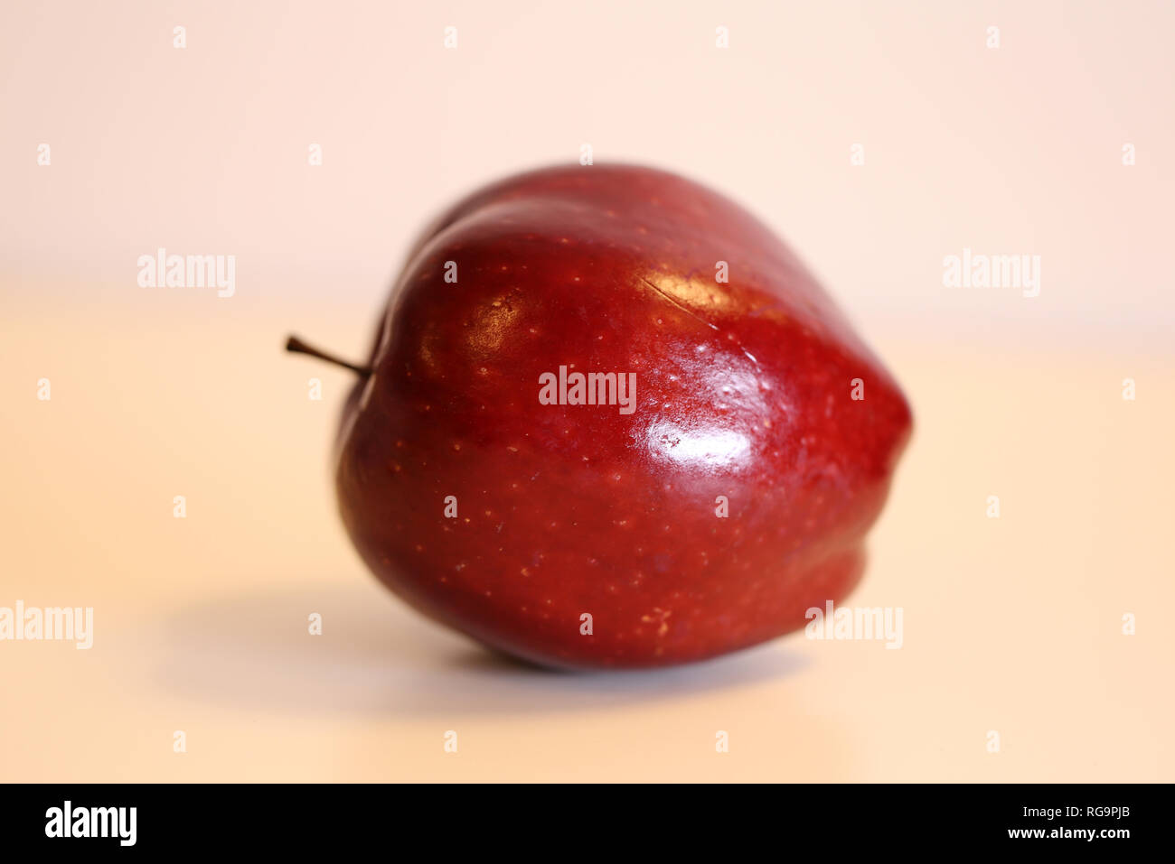 Makro Foto eines Red Delicious Apple. Schöne Nahaufnahme zeigt die Details dieser Frucht. Farbe Bild. Stockfoto