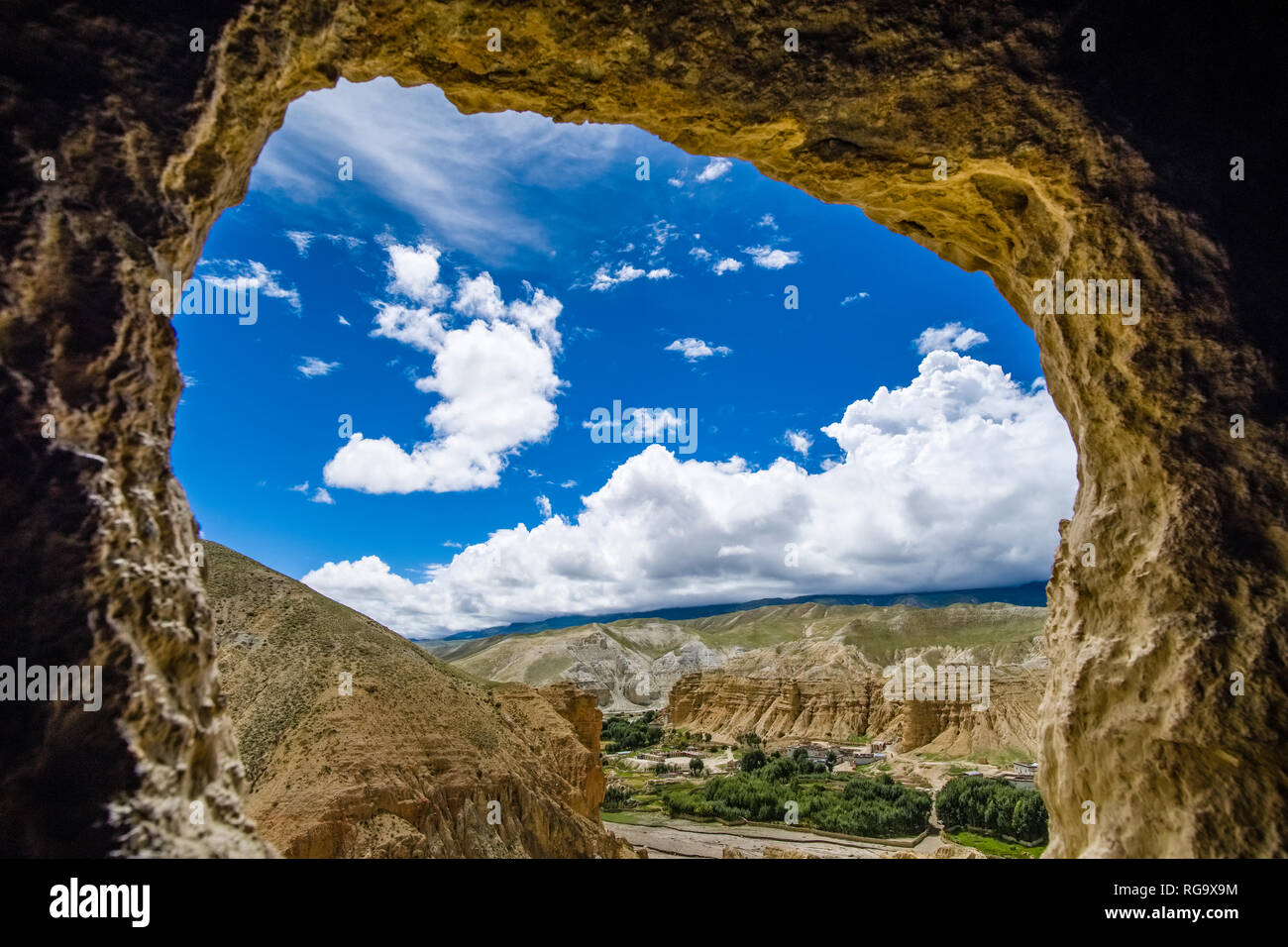 Blick aus einem der Fenster von Jhong Höhle, das Dorf und die karge Landschaft des Oberen Mustang in der Ferne Stockfoto