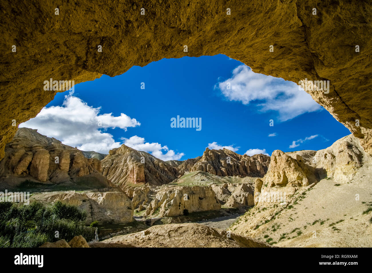 Blick durch ein felsbogen in die karge Landschaft des Oberen Mustang Stockfoto