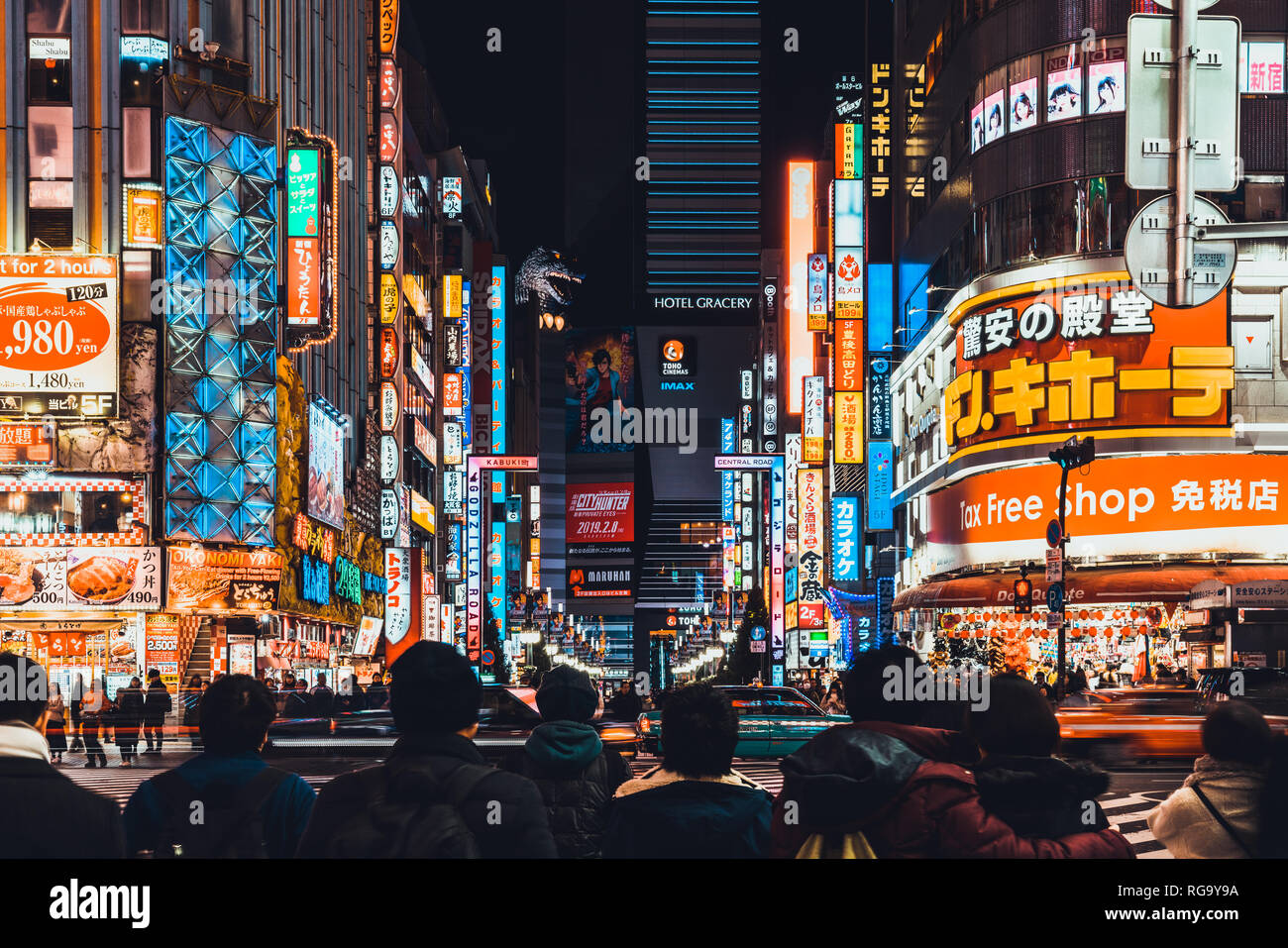 Tokio, Japan - Jan 11, 2019: gedrängten Menschen und Autoverkehr in Kabukicho, Unterhaltung Nachtleben Zone und red-Light District in Shinjuku Tokyo Stockfoto